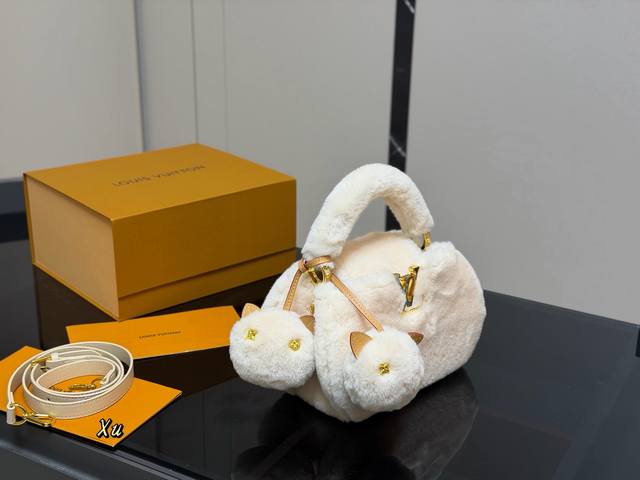 Comes with a folding box Size 20.14Cm LV Capucines handbag Made of full-grain T