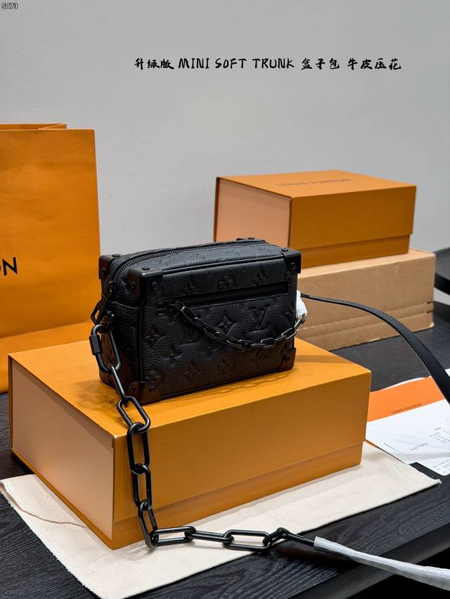 Gift Box Packaging Cowhide Embossed Replica! Steel Hardware Size: 18X13X8 Lv Cow