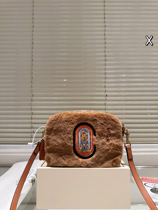Coach Camera Bag A must-have for winter Gift box packaging recommended Size 21.