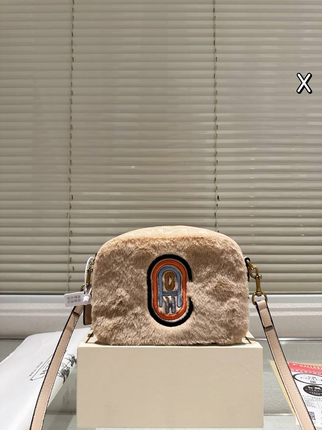 Coach Camera Bag A must-have for winter Gift box packaging recommended Size 21.
