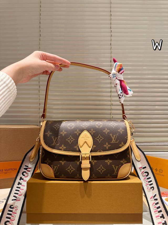 Comes with a scarf Folding gift box + duty-free shipping box LV baguette bag wi