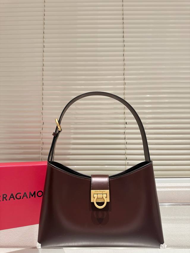 Ferragamo New Underarm Bag The actual product is so beautiful! It can be both e