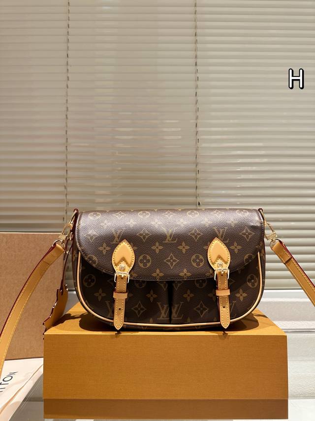 Comes with Box Size: 30 20 Cm LV Collaboration Messenger Bag So tempting! Cute