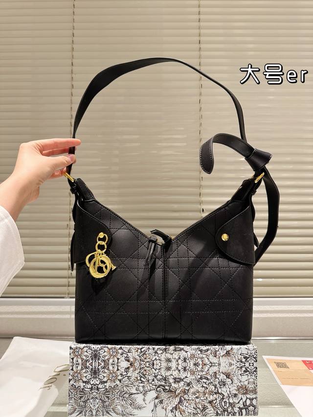 Large Box Dior Voyage Shoulder Bag This Dior Voyage handbag is a new addition to