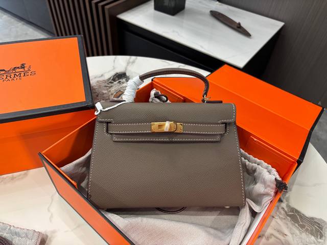 Comes with a folding box/airplane box Size: 22cm Hermes Kelly Swift The size is