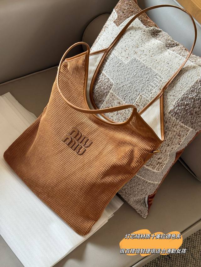 Comes with box Size: 33*30Cm New Miu Miu Tote Ivy Soft and fluffy corduroy The