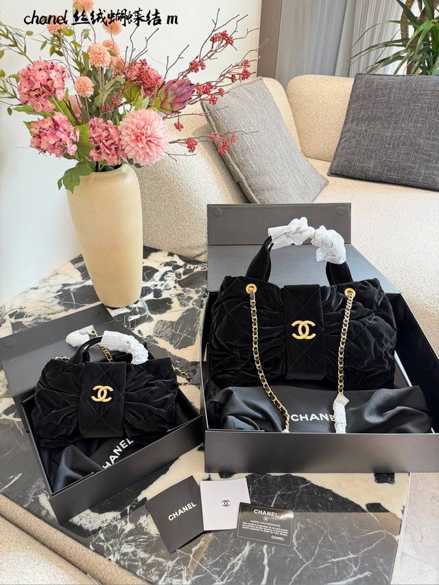 Chanel 25K Velvet Bow Bag This Chanel 25K series velvet bow bag features black v