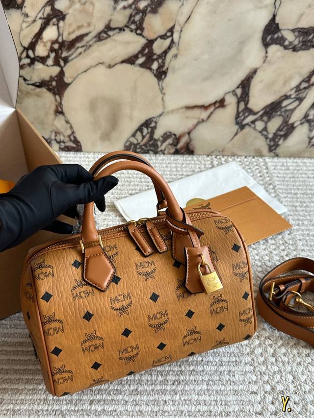 Packaging Configuration Size: 25*16Cm Mcm's main focus this season is the fashio