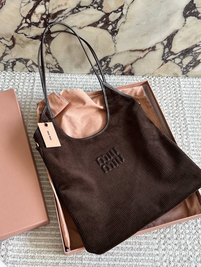 Miumiu tote bag is a must-have for fall/winter, exuding sophistication! The cord