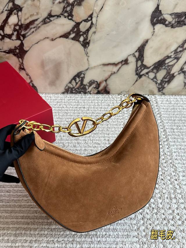 Comes with a suede box Size: 30 15Cm Valentino's new arrival! Who can resist th