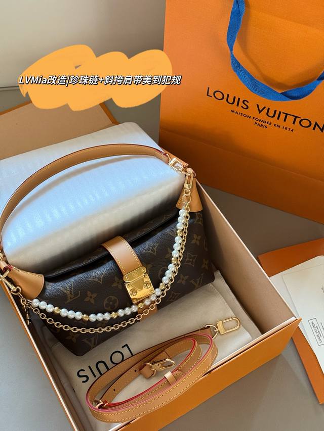 Comes with a box Size: 21.5*12Cm New Mia dumpling bag from L's collection, a mo