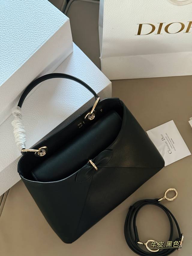 Comes with box, cowhide leather. Size: 29*22. New bow-tie handbag from D's bran