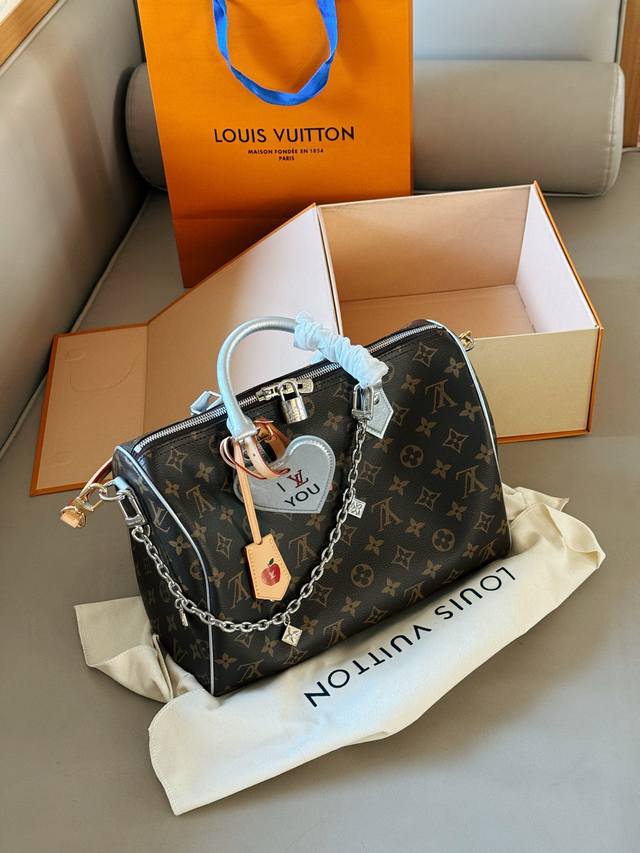 Come with box Size: 30*21Cm Come check out the L brand Speedy30 pillowcase Size