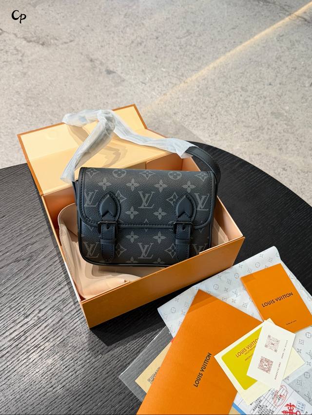 Monogram Embossed Cowhide Leather LV Montsouris Black Knight Messenger Bag The