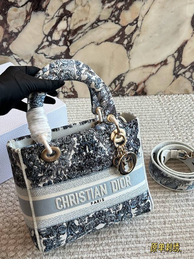 Comes with box Size: 24*20Cm Original jacquard version D-brand embroidered Lady