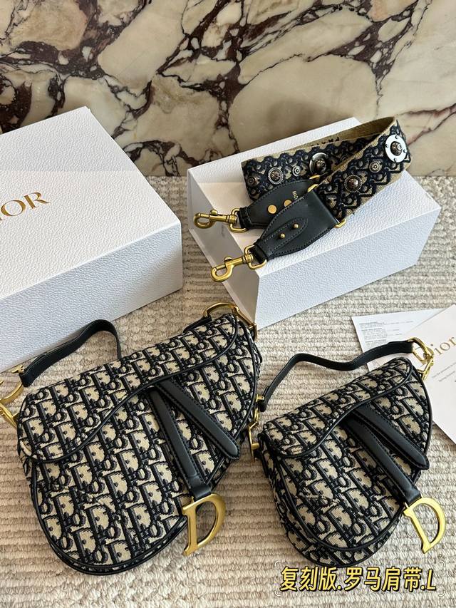 240 Comes with box and Roman shoulder strap. Size: 25cm*20cm (Large), 18cm*15cm