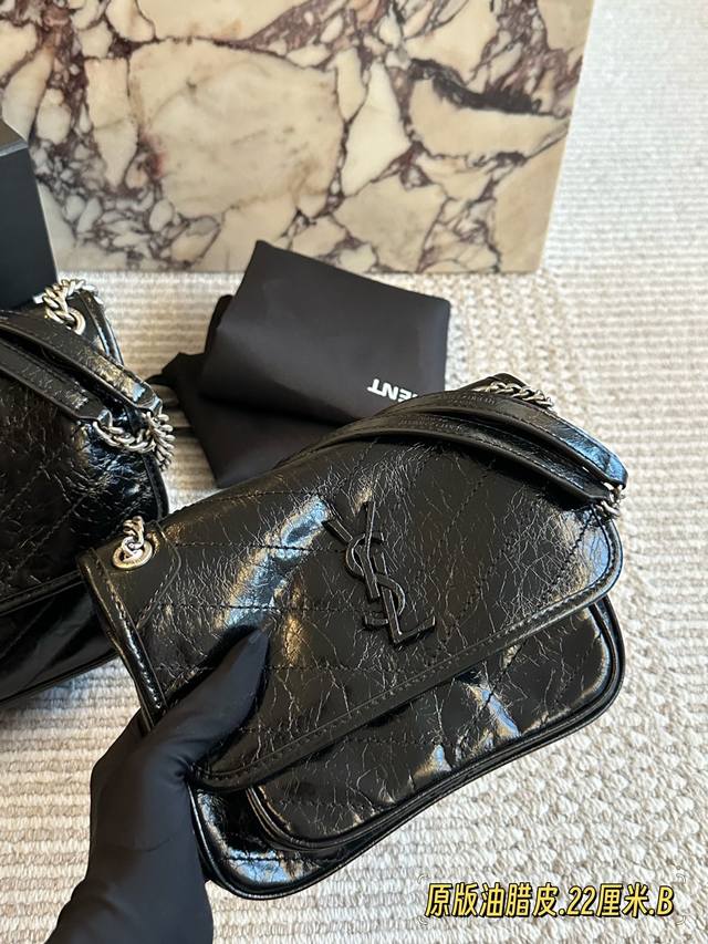 Upgraded box version Size: 28*22Cm (Large) 22*18Cm (Small) Niki is so comfortab