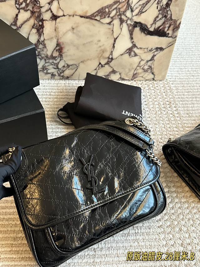 Upgraded box version Size: 28*22Cm (Large) 22*18Cm (Small) Niki is so comfortab