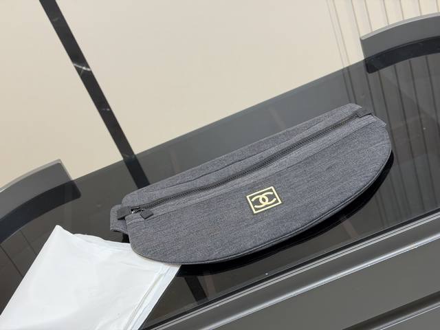 Chanel Chest Bag, Vintage Denim, Chanel, Large Logo for a Chic Look, Comfortabl