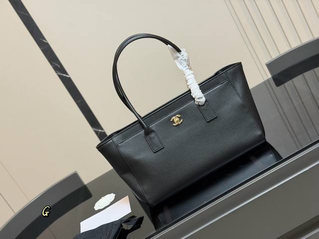 Chanel Cerf Vintage Handbag Classic black and gold color scheme + pebbled leathe