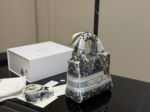 Comes with a folding box Size: 24*20Cm Dior Embroidered Lady Dior Bag Modern, c