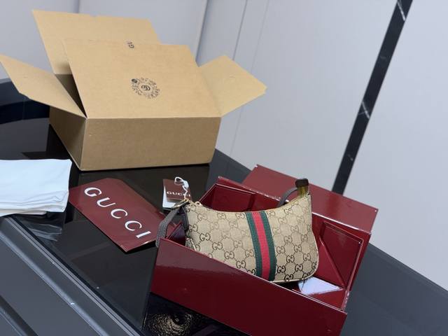 Comes with a folding box/airplane box Size 23.24Cm Gucci Demna La Famiglia make