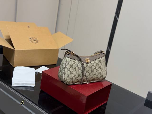 Comes with a folding box/airplane box Gucci's Ophidia series monogram shoulder