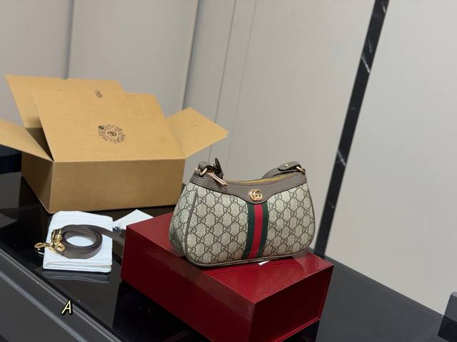 Comes with a folding box/airplane box Gucci Ophidia series monogram shoulder ba