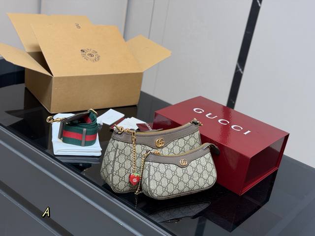 Comes with a folding box/airplane box Gucci's Ophidia series monogram shoulder