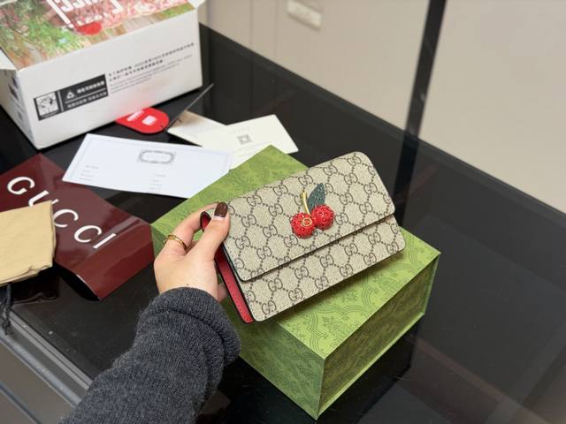 Comes with a folding box/airplane box Size: 20*13Cm The ever-popular little che