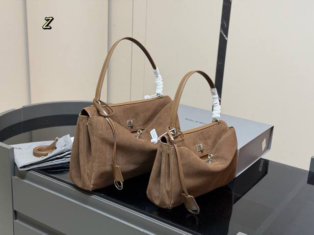 Comes with a folding box/airplane box Size: 29*20Cm Small 35*23Cm Medium Balenc