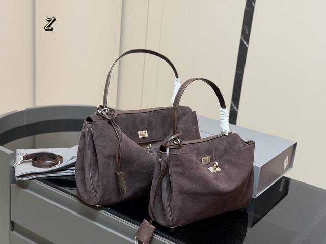 Comes with a folding box/airplane box Size: 29*20Cm Small 35*23Cm Medium Balenc