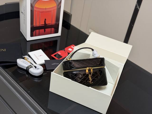 Comes with a folding box/airplane box Size: 19*12Cm New Saint Laurent exquisite