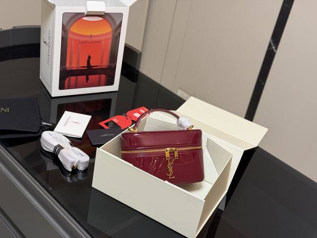 Comes with a folding box/airplane box Size: 19*12Cm New Saint Laurent exquisite