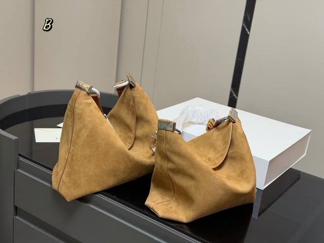 Comes with Box Dior Christian Hobo The Dior Christian Hobo bag is a vibrant and