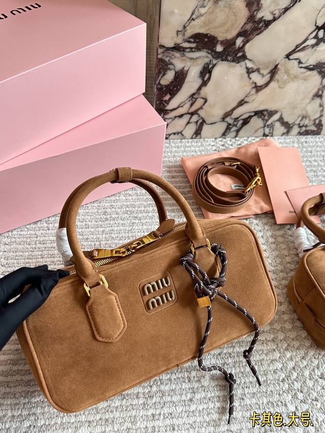 Comes with box Size: 22*11Cm 27*13Cm Miumiu bowling briefcase The bag has just