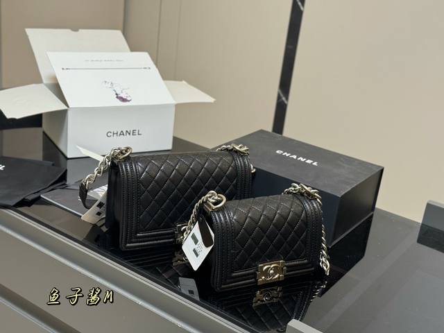 Comes with a folding box/airplane box Size: 25cm 20cm Chanel Le Boy Hot Mom Bag