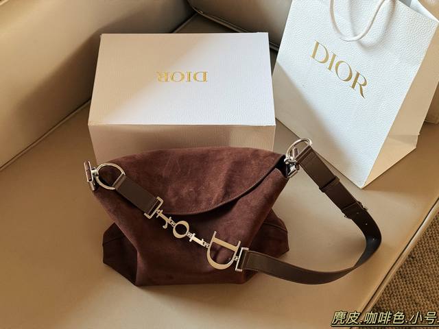 Comes with suede box Size: 33*30cm The classic bucket bag is always the best lo