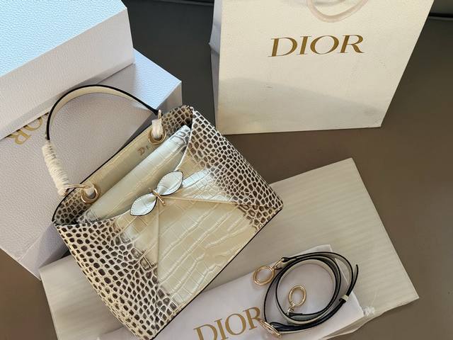 Comes with box, cowhide leather. Size: 29*22. New bow-tie handbag from DDD. Att