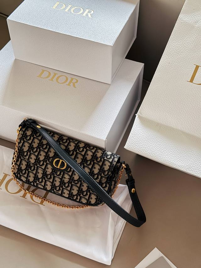 Comes with box Size: 22*12Cm D's Ivy double chain mahjong bag Can be worn cross