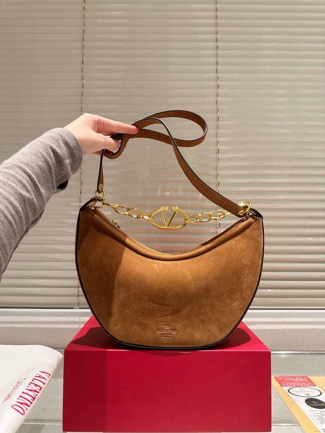 Comes with a suede box. Size: 30 x 15cm. Valentino's new arrival! Who can resis