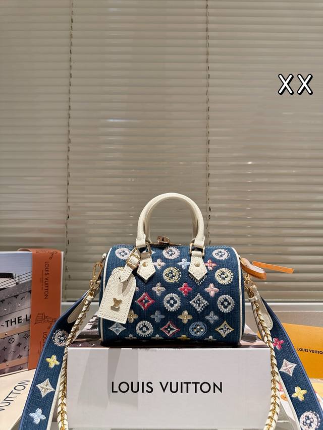 Lv Pillow Bling Bling Embroidered Beaded Studded Fabric Double Box 20cm DDD