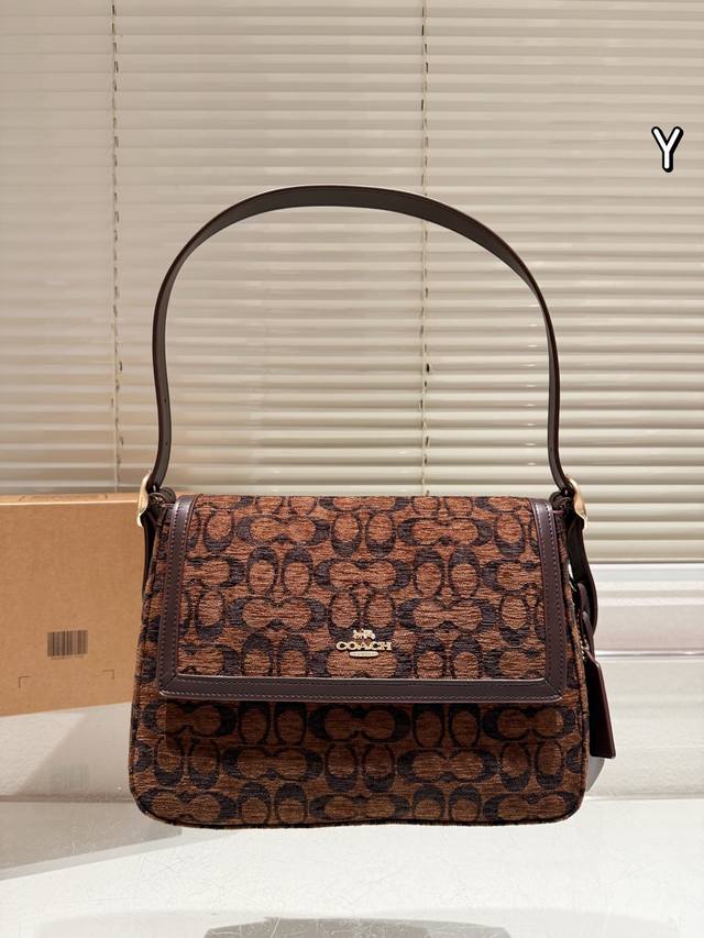 Coach Etta Large Shoulder Bag The Coach Etta large shoulder bag features classic