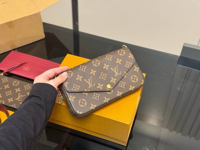 Comes with a folding box/airplane box Size: 22*13Cm Lv Three-piece set The best