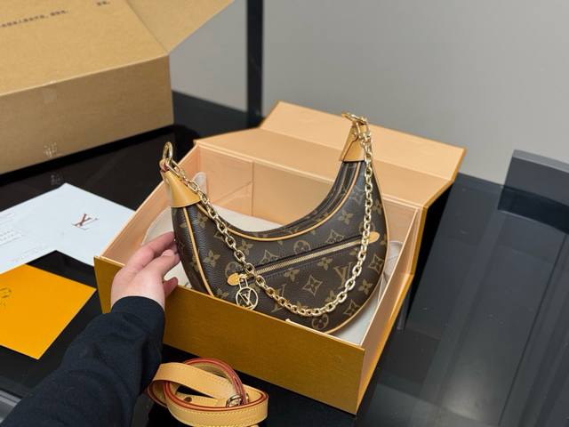 Comes with a folding box/airplane box Size: Top width 23*12Cm Vintage LV Pea Ba