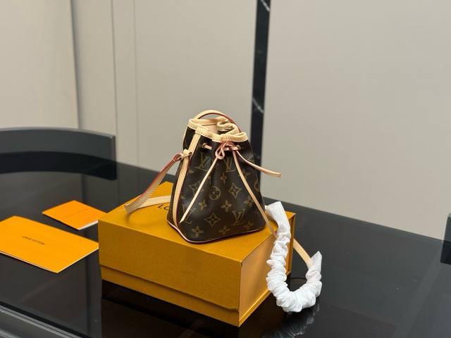 Comes with a folding box/airplane box Size: 14*16Cm New Nano Bucket Bag Restock Comes with a folding box/airplane box Size: 14*16Cm New Nano Bucket Bag Restock