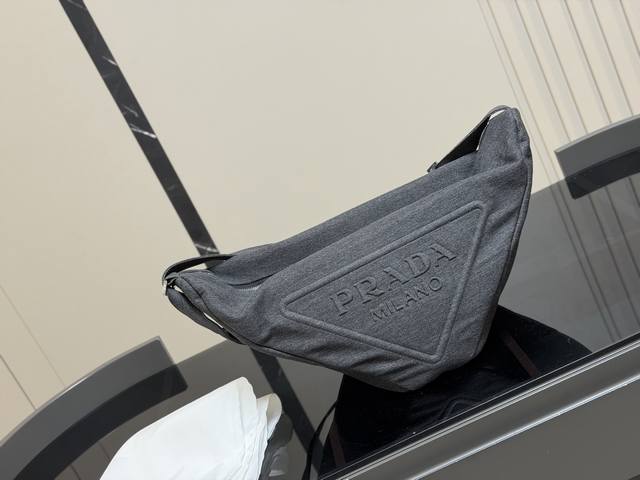 Size: 50.28cm Prada Classic Triangle Bag! Big enough and convenient! As an entry Size: 50.28cm Prada Classic Triangle Bag! Big enough and convenient! As an entry