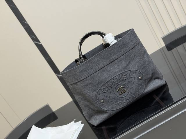 Size: 36.28cm Chanel Denim Beach Bag Must-have! Must-have! This year's beach bag Size: 36.28cm Chanel Denim Beach Bag Must-have! Must-have! This year's beach bag