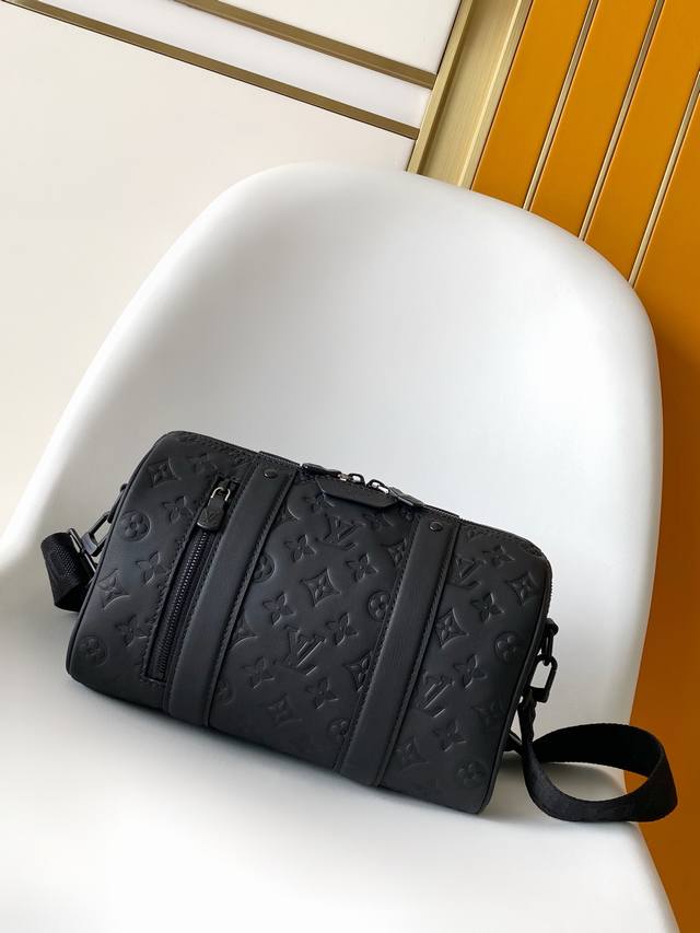 163C01 Chip M26750 Top-Grain Leather Keepal Travel Bag: A classic design condens