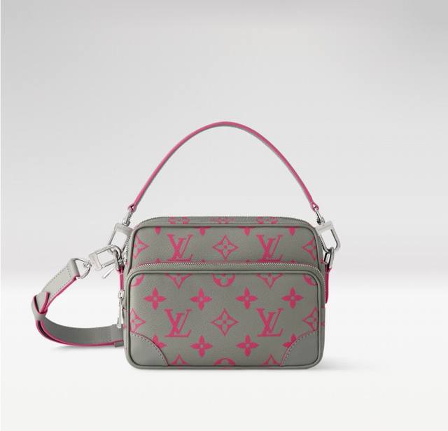 M15024 Top-tier original single dynamic 163 This Nil messenger bag is crafted fr